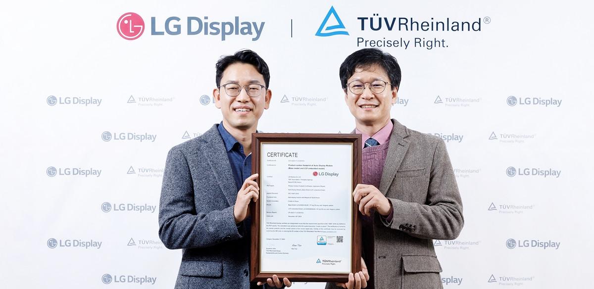 Representatives from LG Display and TÜV RHEINLAND holding the product carbon footprint certificate