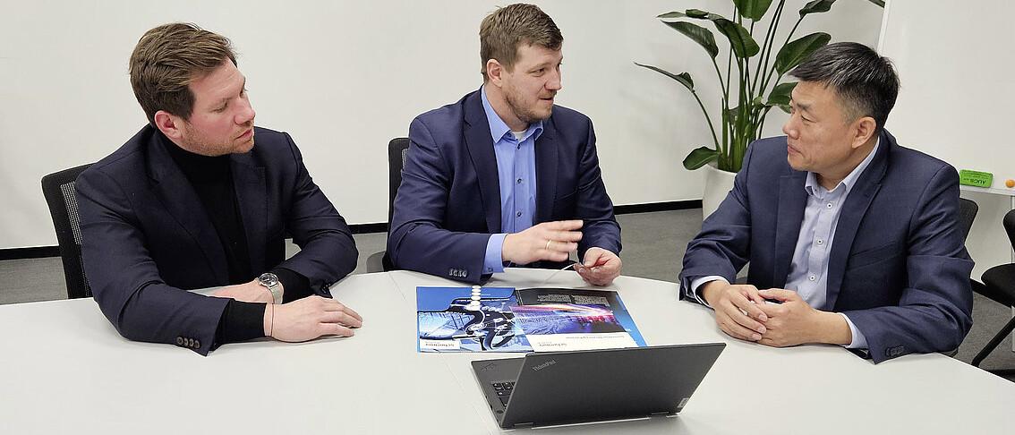 On site with products and expertise: Head of Purchasing Christoph Thurl and Product Manager PCS Adrian Marggraf in a direct exchange with General Manager of Schreiner Group Ltd. China, Jamie Long.