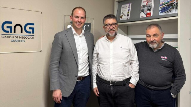 Left to right: Robert Rae of GEW, Francisco Jimenez of GNG (Gestión de Negocios Gráficos) and Franco Pagano of GEW.