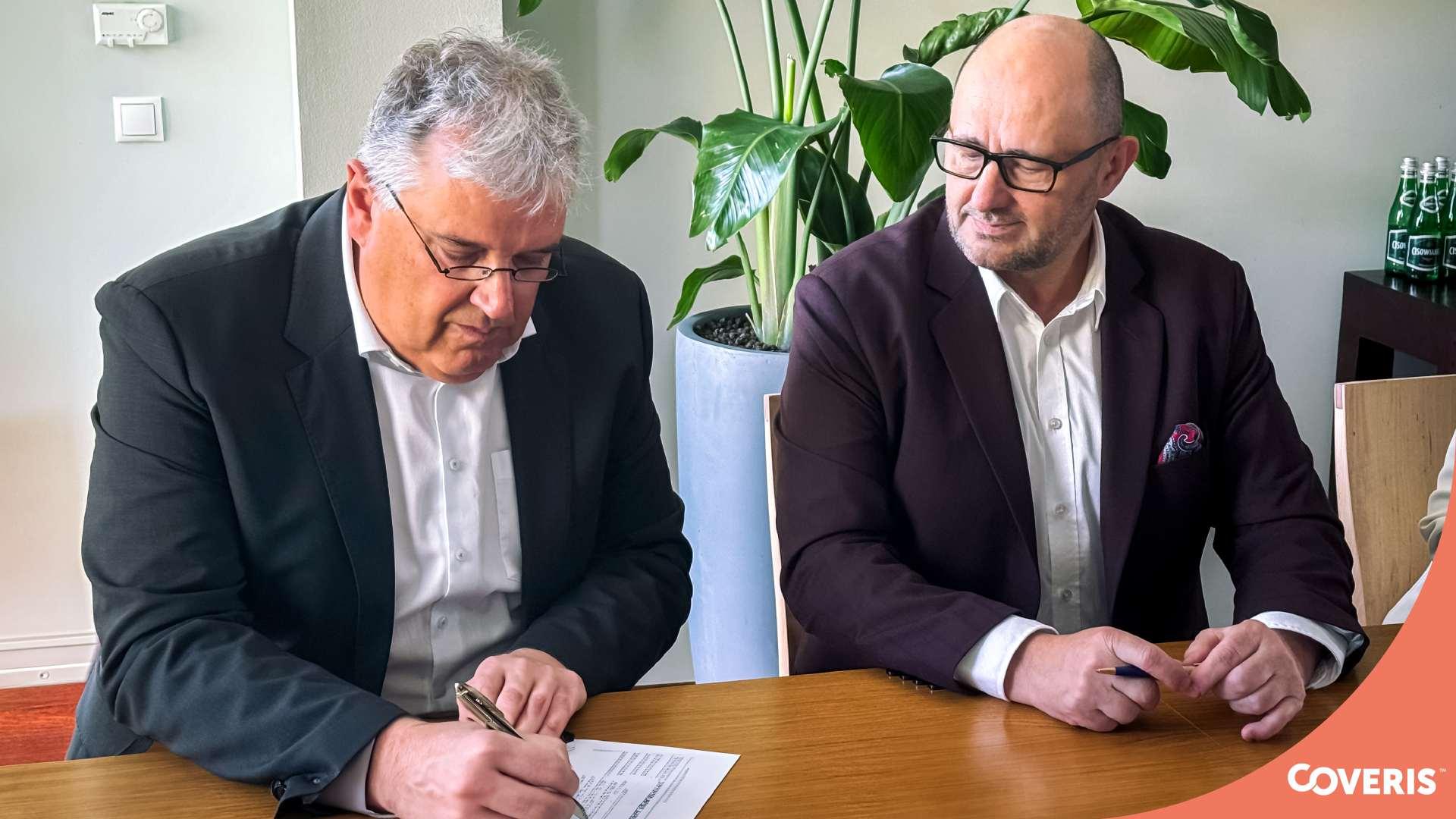 Contract signing between Coveris and HADEPOL FLEXO. From left, Christian Kolarik, CEO Coveris, and Leszek Gumowski, former owner and Managing Director HADEPOL FLEXO (President of the Board).