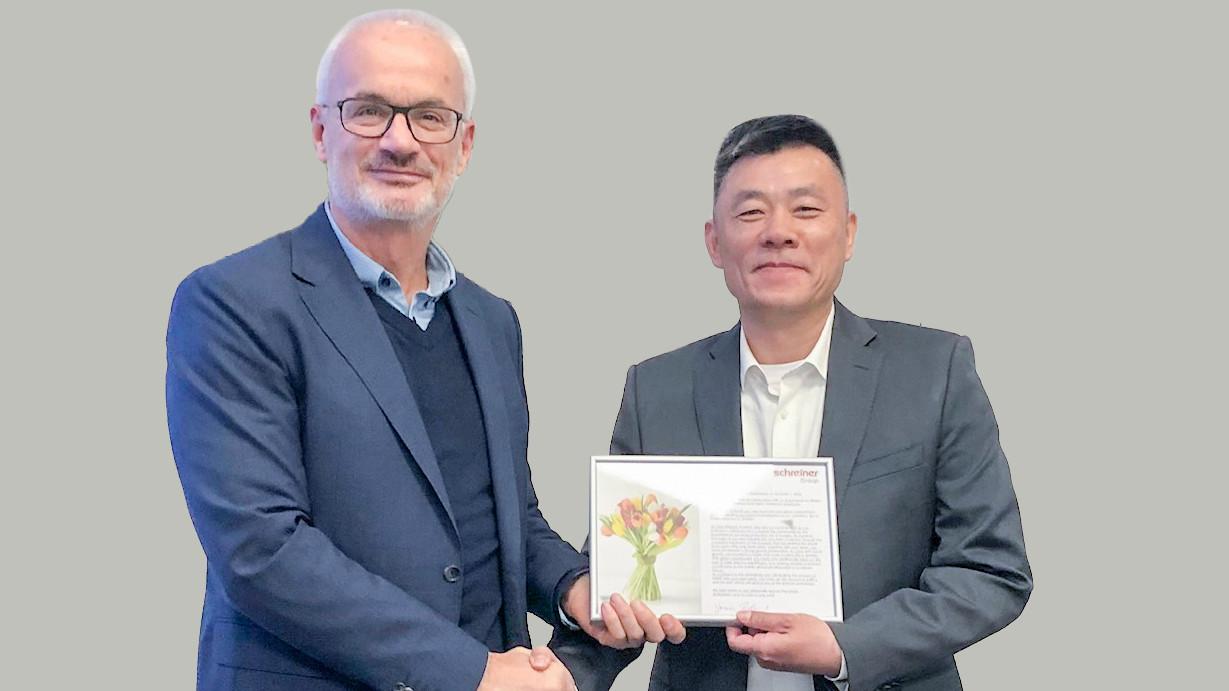 Thomas Köberlein, President of Schreiner ProTech and Managing Director of Schreiner Group China, extends cordial congratulations to Jamie Long, the General Manager of Jinshan, on his 15th anniversary with the company.