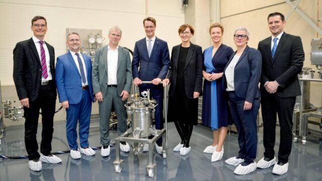 The "FFB PreFab" was inaugurated in Münster on April 30, with key figures present including Prof. Dr. Achim Kampker, Institute Director of the Fraunhofer FFB; Prof. Dr. Jens Tübke; Prof. Dr.-Ing. Holger Hanselka, President of the Fraunhofer-Gesellschaft; Hendrik Wüst, Minister President of North Rhine-Westphalia; Bettina Stark-Watzinger, Federal Minister of Education and Research; Ina Brandes, Minister of Culture and Science of North Rhine-Westphalia; Silke Krebs, State Secretary in the Ministry of Economic Affairs, Industry, Climate Protection and Energy of North Rhine-Westphalia; and Prof. Dr. Simon Lux, Member of the Fraunhofer FFB Executive Board.
