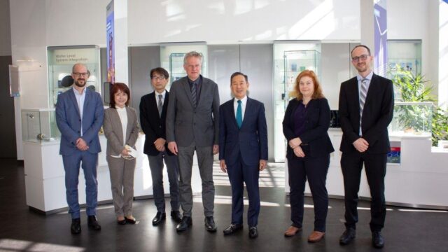 Dr. A Koike (President of Rapidus Corp., 3rd fr. right) and Prof. Dr. M. Schneider-Ramelow (Director of Fraunhofer IZM, 4th fr. right)