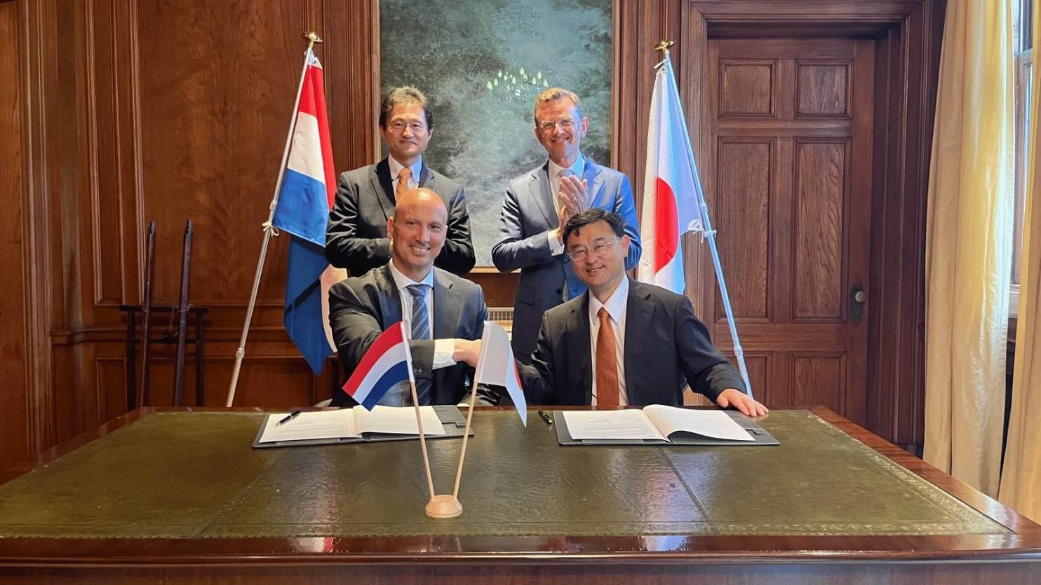 Takehiko Nagumo, Director of Smart City Institute Japan, and TNO's CEO Tjark Tjin-A-Tsoi signed an MoU with the aim to make the Sustainable Wellbeing indicators applicable for cities using Urban Strategy.