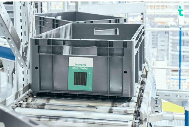 Crate equipped with truvami Smart Label for optimised distribution centre logistics