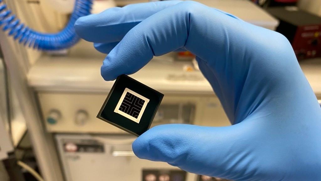 The scientists in the Fraunhofer lighthouse project "MaNiTU" successfully produced a perovskite silicon tandem solar cell with 31.6 percent efficiency on an area of 1 cm².