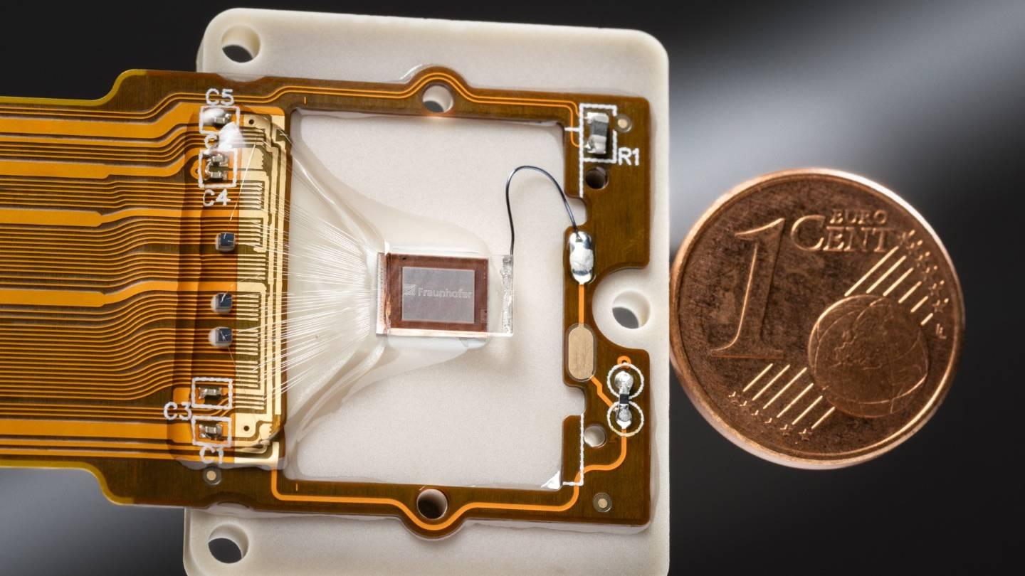 Compact LCOS Microdisplay with Fast CMOS Backplane for High-Speed Light Modulation