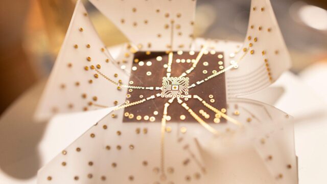 Close-up of an abstract sculpture at the LOPEC trade fair, consisting of dotted white and gold elements radiating from a central point. Printed electronics with its lightweight, flexible, and thin components is one of the key technologies for a sustainable future