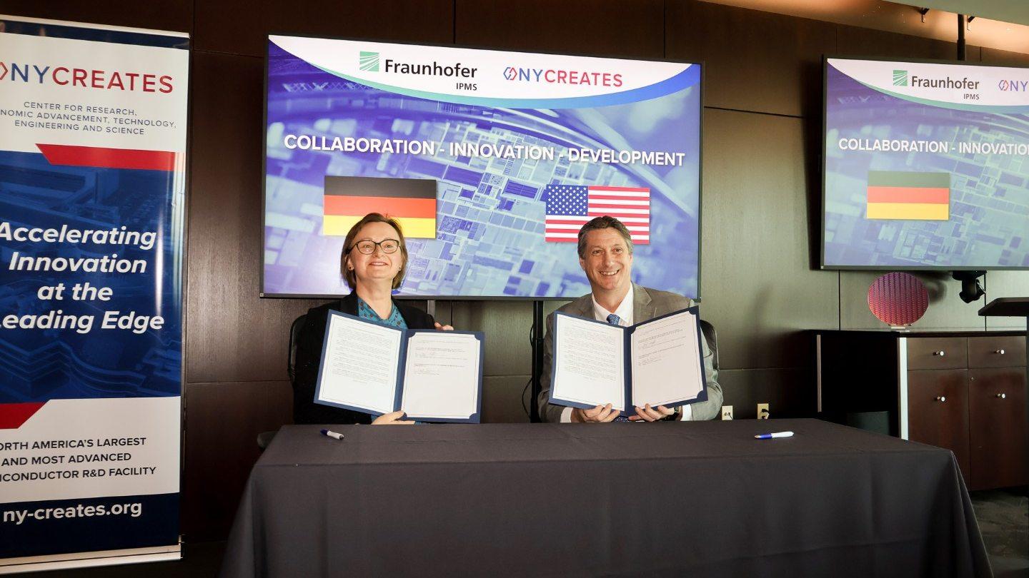 Dr. Wenke Weinreich, stellvertretende Institutsleiterin des Fraunhofer IPMS und NY CREATES' Vice President of Strategies, Partnerships, & New Ventures und Chief Operating Officer Paul Kelly.