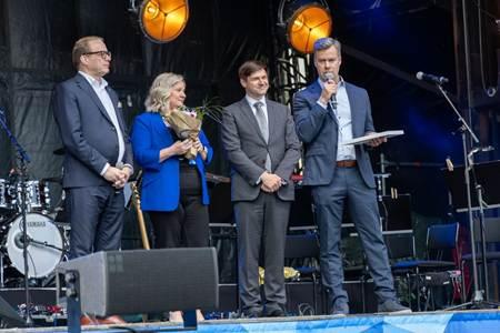 The award was presented to Canatu’s CEO Juha Kokkonen by Pekka Timonen, Mayor of the City of Vantaa, Tuija Telén, Regional Mayor of Uusimaa, and Markus Seppänen, Chair of the jury from the Helsinki Entrepreneurs. Photo: Helsinki-Uusimaa Regional Council