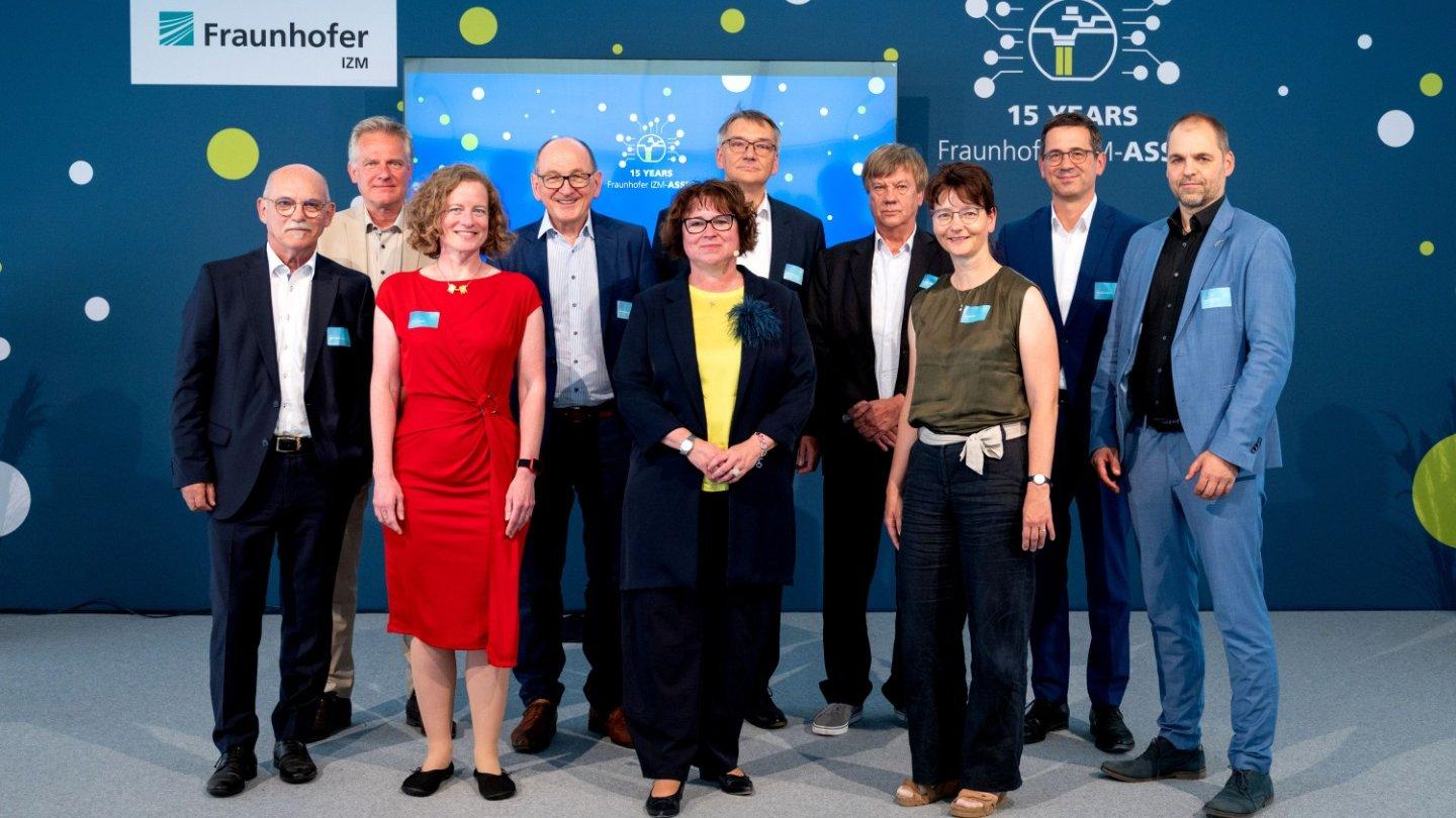 The speakers at the event celebrating 15 years of Fraunhofer IZM-ASSID in Moritzburg / f.l.t.r.: Prof. Klaus-Dieter Lang (former Director Fraunhofer IZM), Prof. Martin Schneider-Ramelow (Director Fraunhofer IZM), Prof. Ulrike Ganesh (Managing Director Fraunhofer IZM), Prof. Albert Heuberger (Executive Director Fraunhofer IIS), Dr. Manuela Junghähnel (Site Manager Fraunhofer IZM-ASSID), Dr. Stephan Guttowski (FMD), M. Jürgen Wolf (former Site Manager Fraunhofer IZM-ASSID), Dr. Babett Gläser (SMWK), Dr. Christian Koitzsch (ESMC), Frank Bösenberg (Silicon Saxony e.V.)