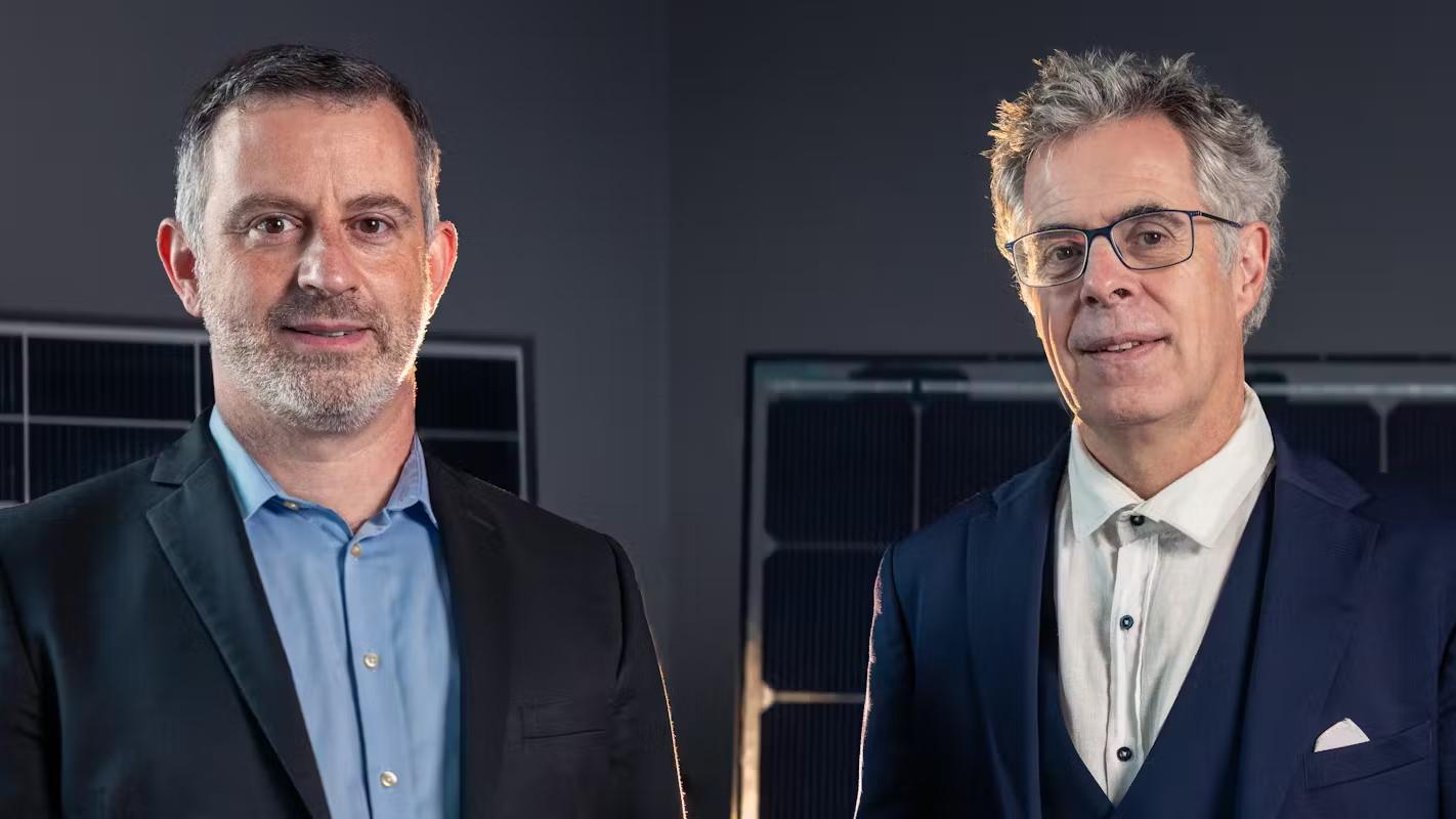 Tonio Buonassisi and Christophe Ballif in front of CSEM’s photovoltaic test panels in Neuchâtel