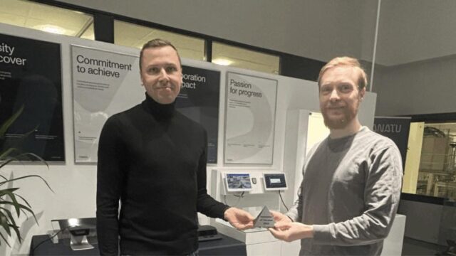 CTO Ilkka Varjos presenting the Innovator of the Year 2025 Award to Bjørn Mikladal