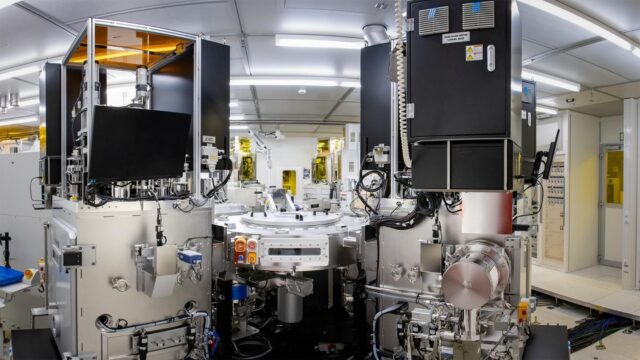 The new tools enable the thermal deposition of complex organic stacks, metal layers, and oxides, facilitating the development and manufacture of high-resolution OLED microdisplays as well as sensors such as organic photodiodes.