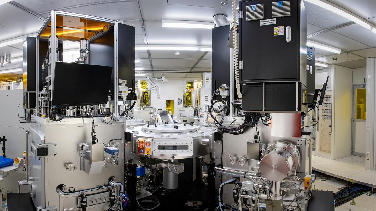 The new tools enable the thermal deposition of complex organic stacks, metal layers, and oxides, facilitating the development and manufacture of high-resolution OLED microdisplays as well as sensors such as organic photodiodes.