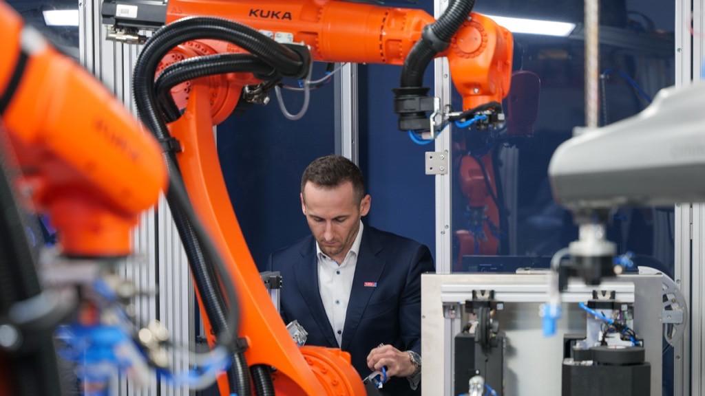 Production cell for fully automated wire harness manufacturing live at Productronica