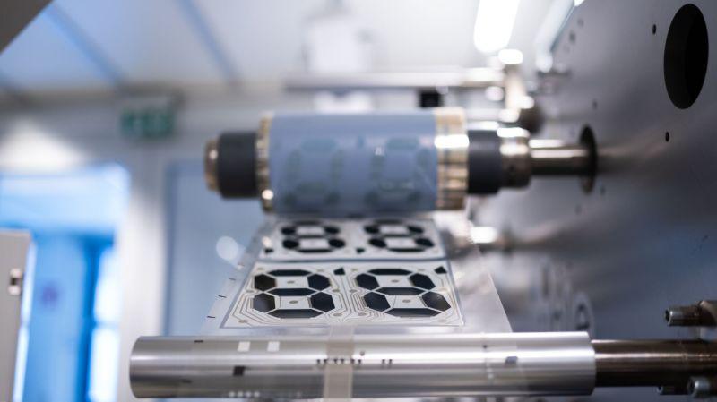 Roll-to-roll display production