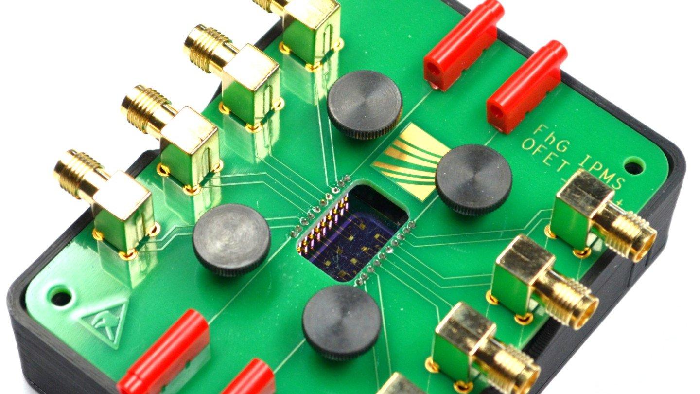 New measurement adapter for simultaneous contacting of up to eight interdigital electrode pairs.
