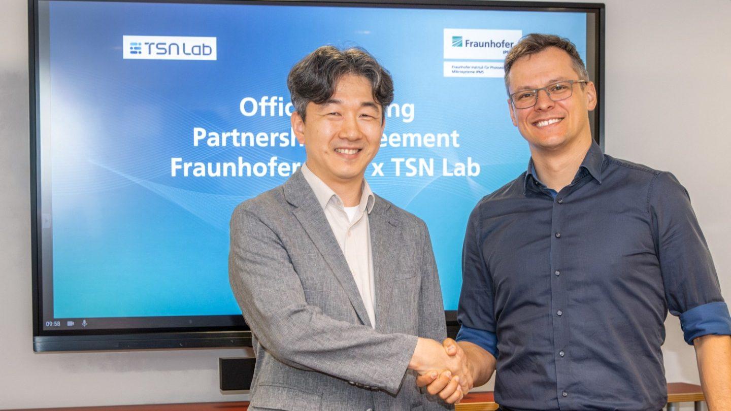 Sung Min Kim, CEO of TSN Lab, and Alexander Noack, Head of Data Communication & Computing at Fraunhofer IPMS, are looking forward to working together on the German-Korean project