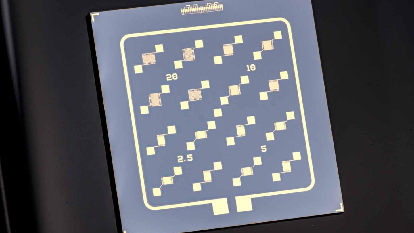 Chip as the basis for high-precision electrical examination of layers