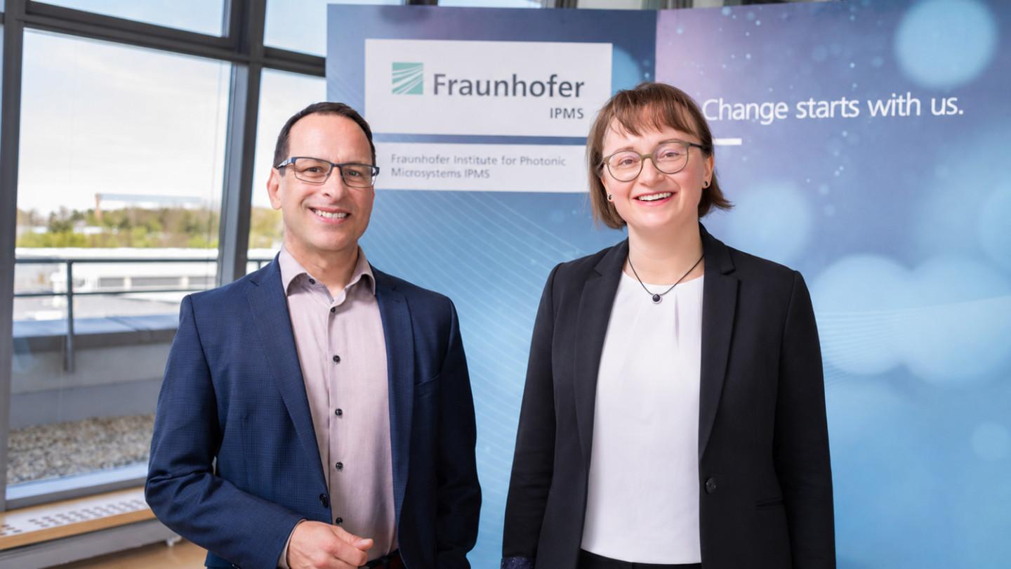 Effective immediately, Fraunhofer IPMS returns to a dual leadership model: Prof. Dr.-Ing. Wenke Weinreich (right) now serves alongside Prof. Dr.-Ing. Harald Schenk (left) as one of the institute’s two directors.