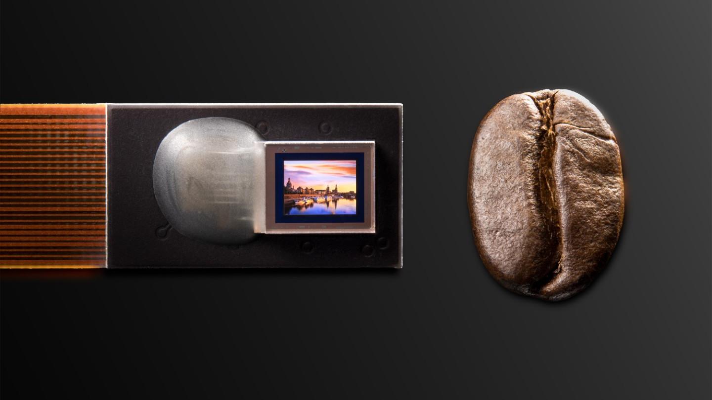 Super-high-resolution and highly efficient coloured OLED microdisplay with 720 x 540 pixels.