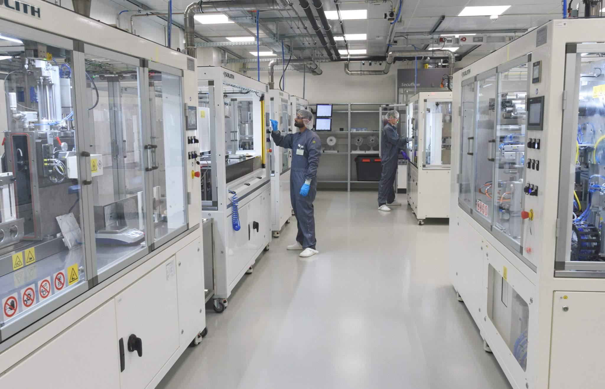 Semi-automated production line for industrial-scale pouch cells in the cleanroom at Fraunhofer ISE’s Center for Electrical Energy Storage.