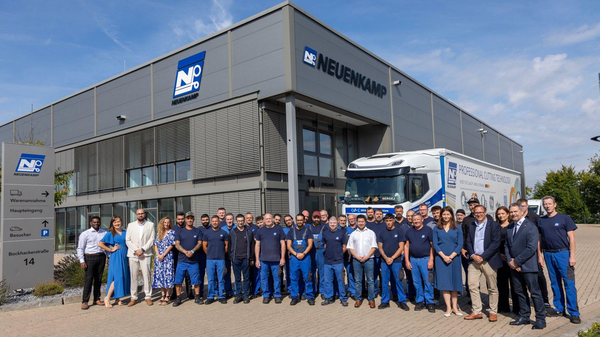 The team of Neuenkamp in front of the factory