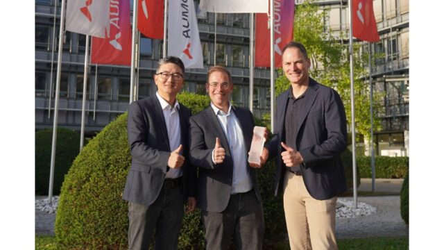 AUMOVIO presents co-pace Pioneering Partner Award to FLEXOO