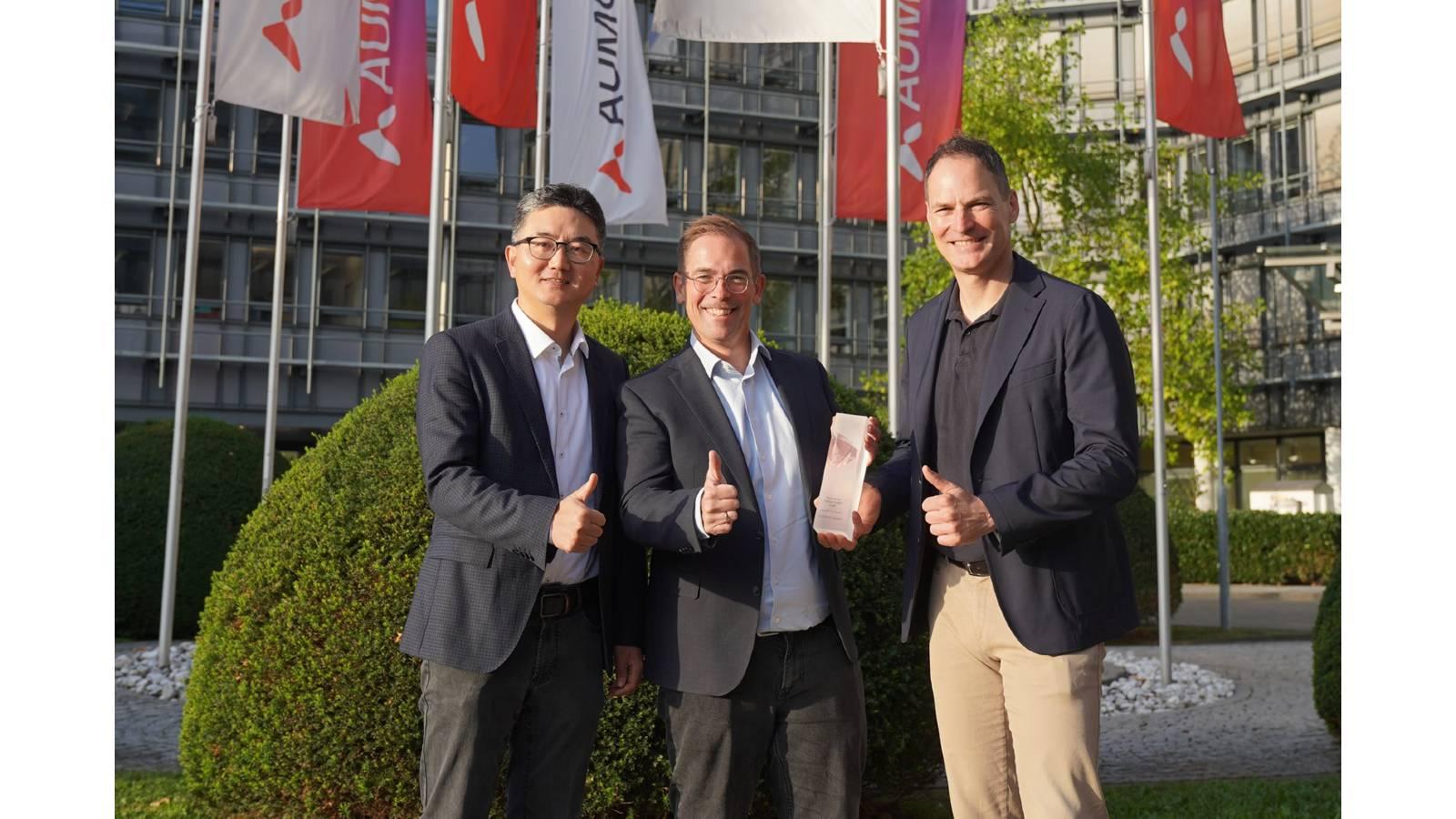 Bin Huo, Head of segment Passive Safety and Sensorics at AUMOVIO; Dr. Michael Kröger, CEO and Co-Founder of FLEXOO; Dr. Otmar Schreiner, Managing Director co-pace GmbH & Head of Innovation and Ventures at AUMOVIO.
